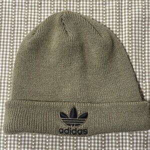 Add a Splash of Color to Your Fall Wardrobe with This Cozy Green Beanie! 🍃🧢